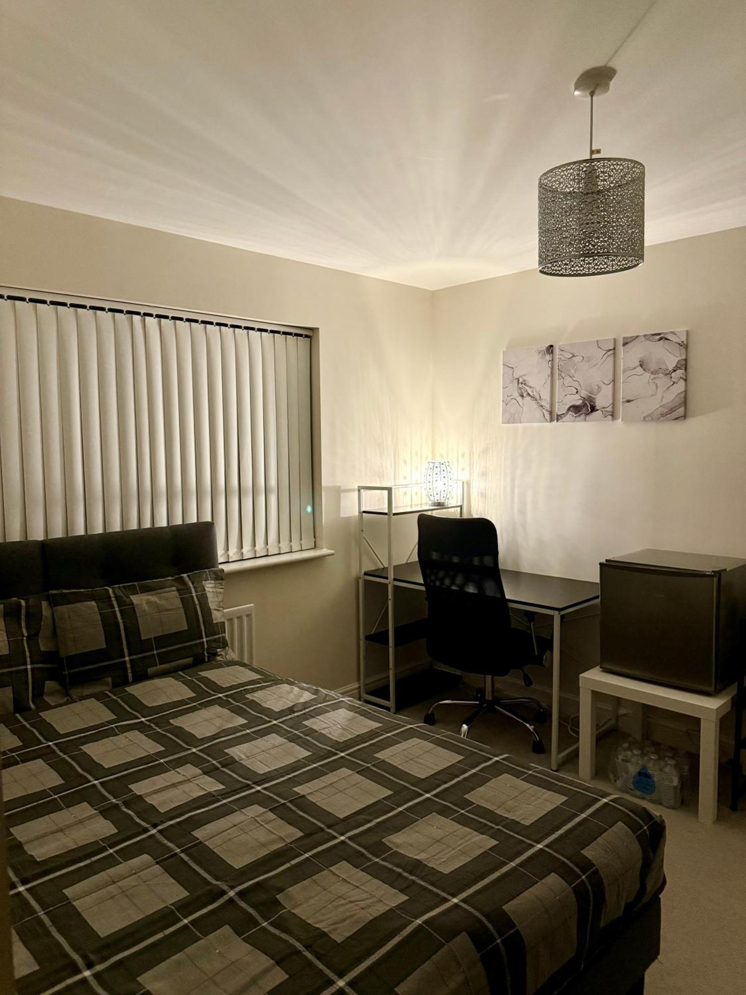 Large Double Room & Private Ensuite Bathroom, Badbury Park, Swindon, Near Great Western Hospital Экстерьер фото
