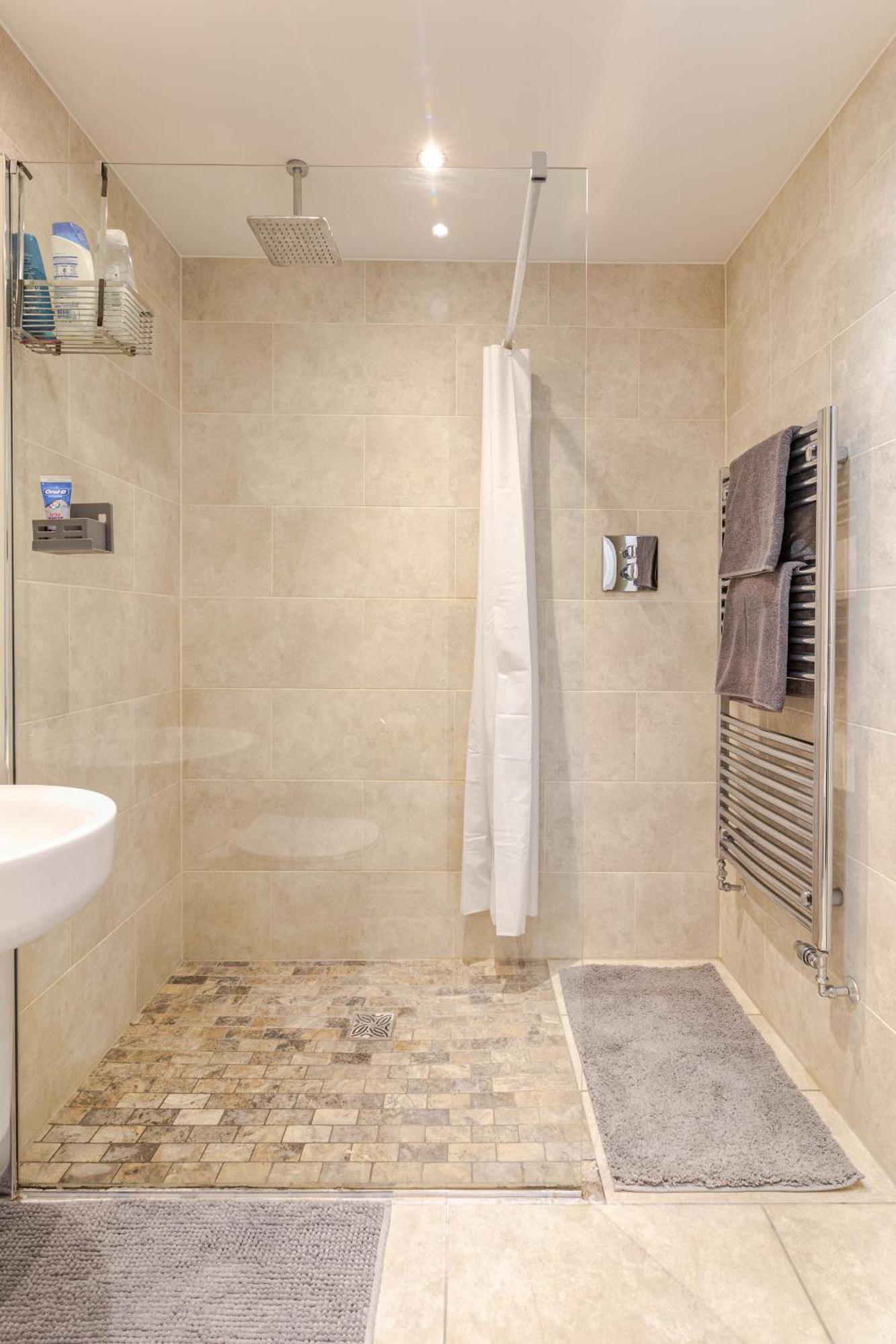 Large Double Room & Private Ensuite Bathroom, Badbury Park, Swindon, Near Great Western Hospital Экстерьер фото