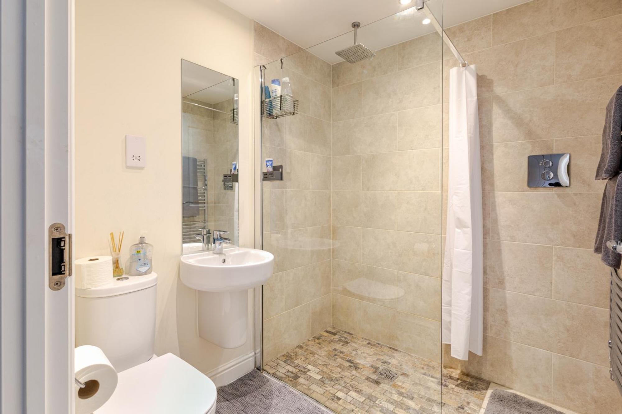 Large Double Room & Private Ensuite Bathroom, Badbury Park, Swindon, Near Great Western Hospital Экстерьер фото